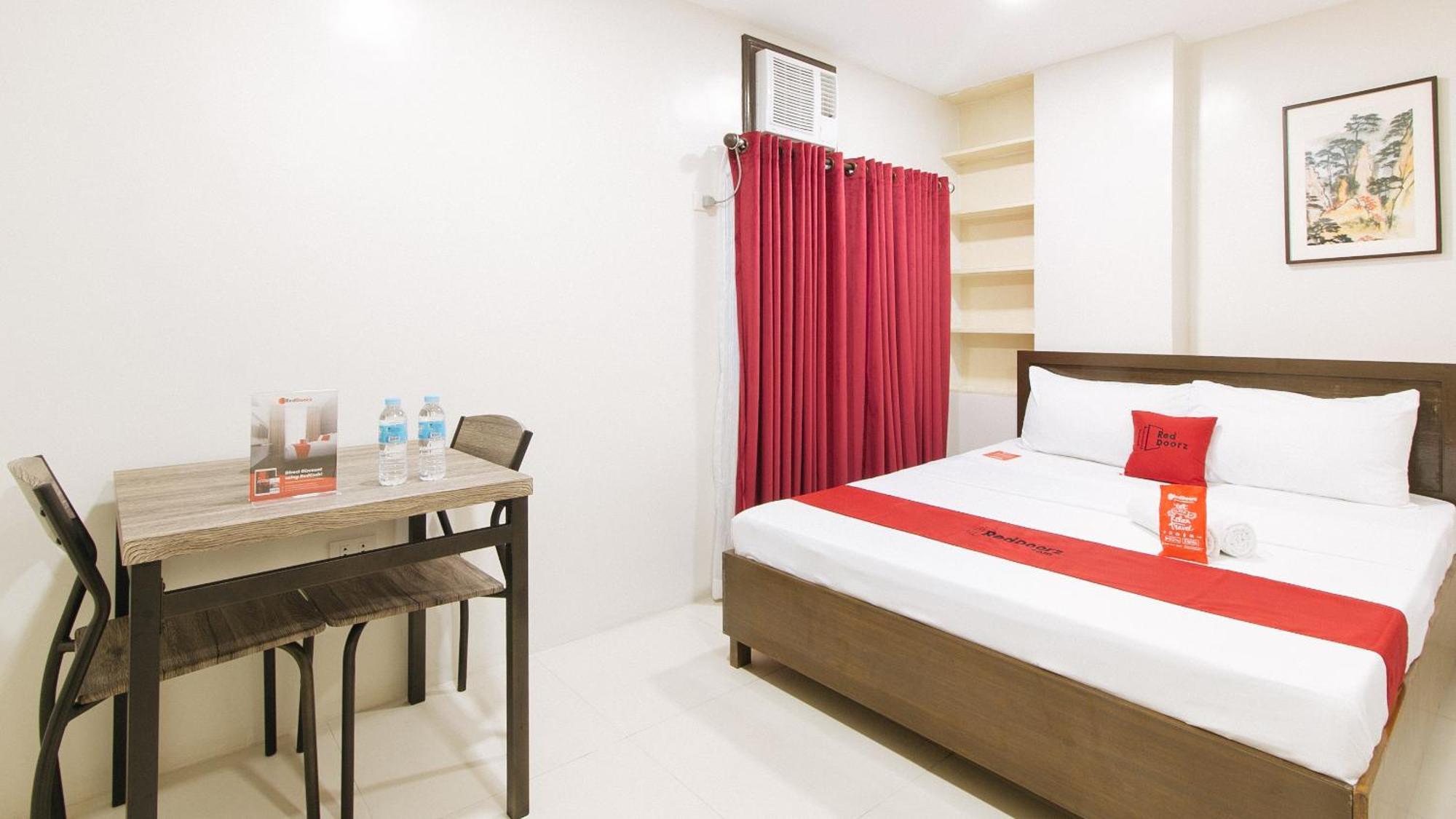 Reddoorz Near Fernwoods Garden كويزون سيتي المظهر الخارجي الصورة