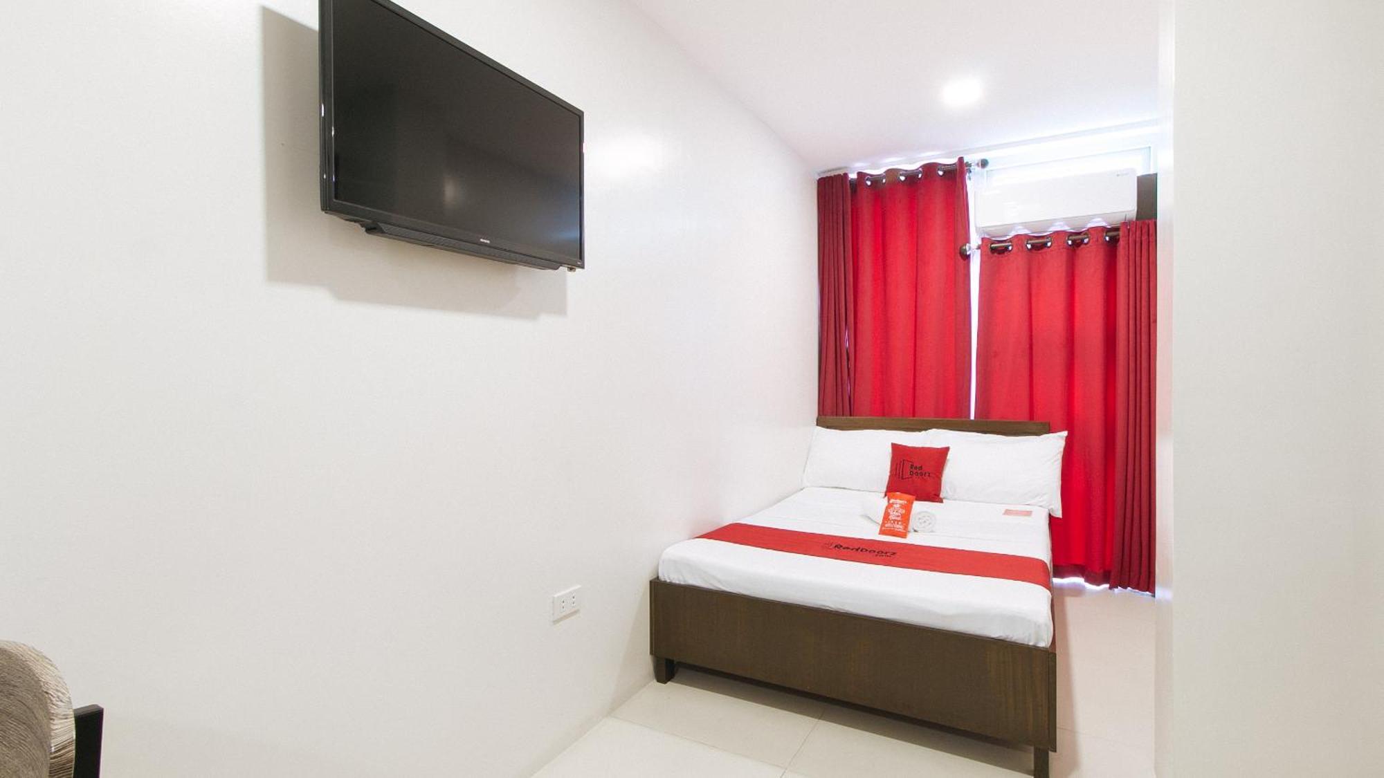 Reddoorz Near Fernwoods Garden كويزون سيتي المظهر الخارجي الصورة