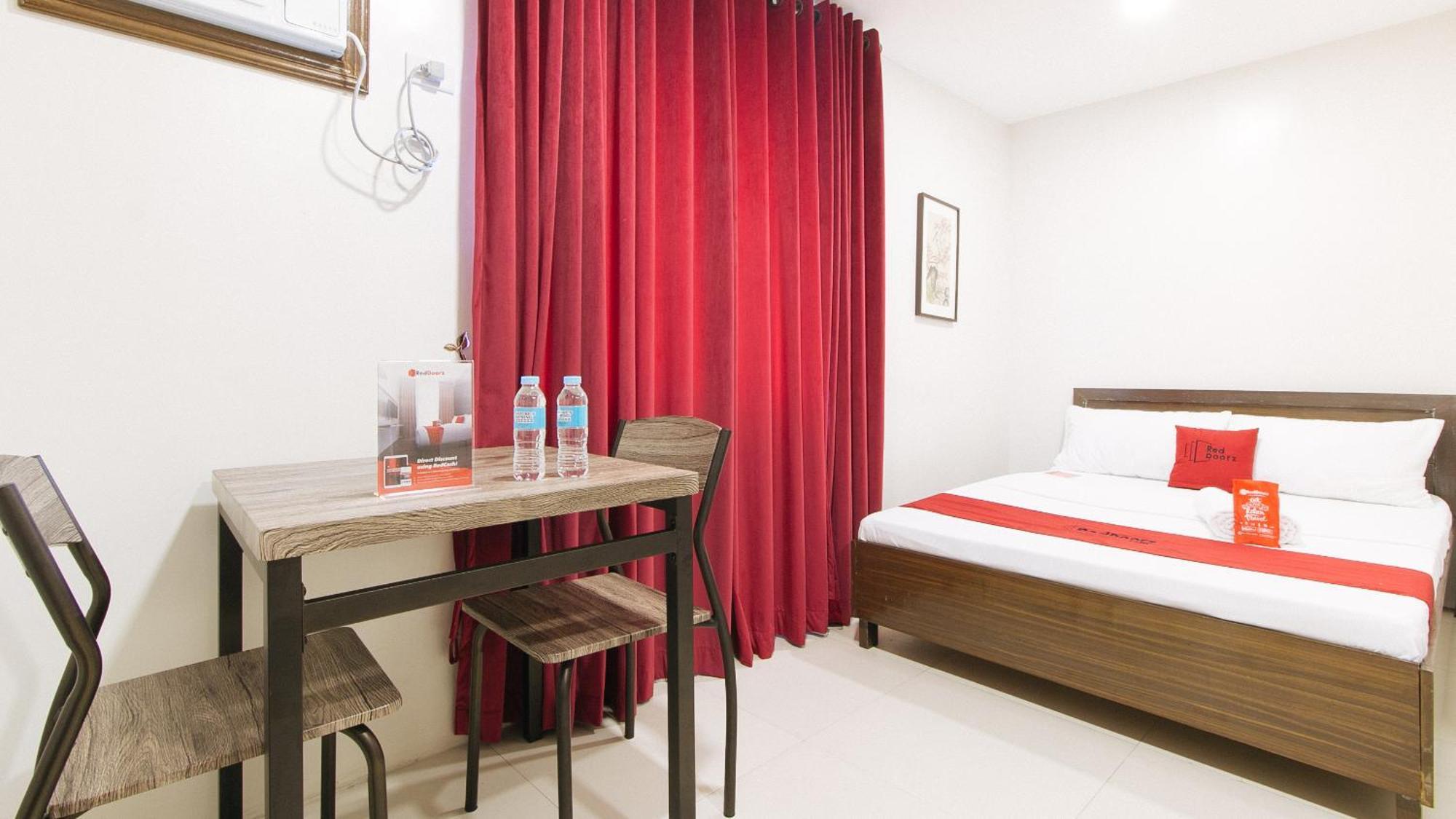 Reddoorz Near Fernwoods Garden كويزون سيتي المظهر الخارجي الصورة