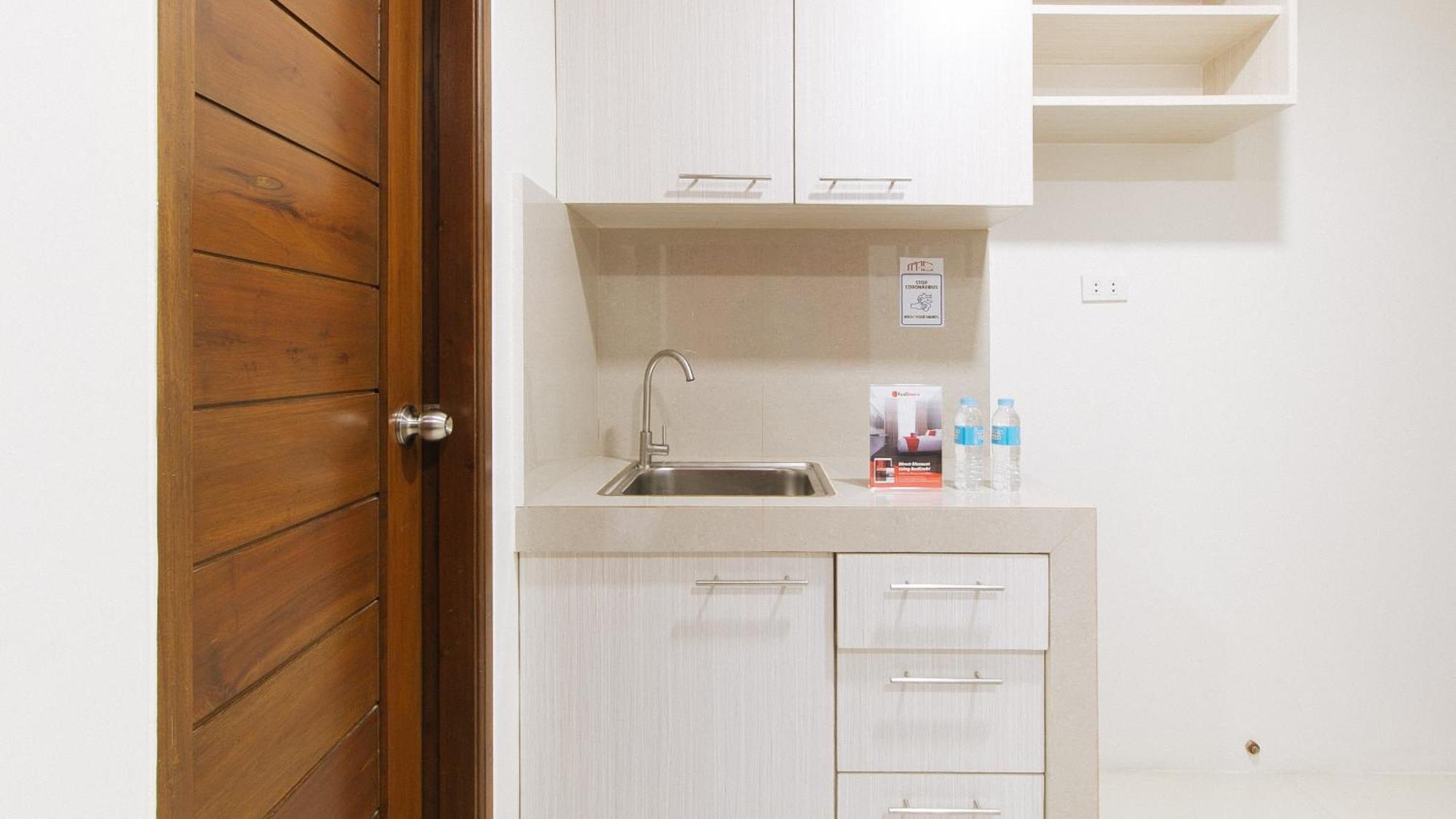 Reddoorz Near Fernwoods Garden كويزون سيتي المظهر الخارجي الصورة