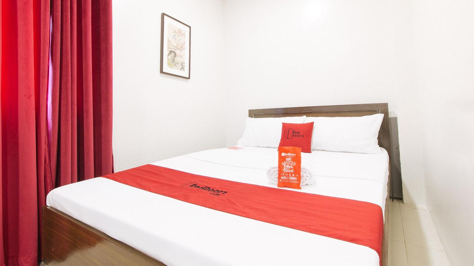 Reddoorz Near Fernwoods Garden كويزون سيتي المظهر الخارجي الصورة