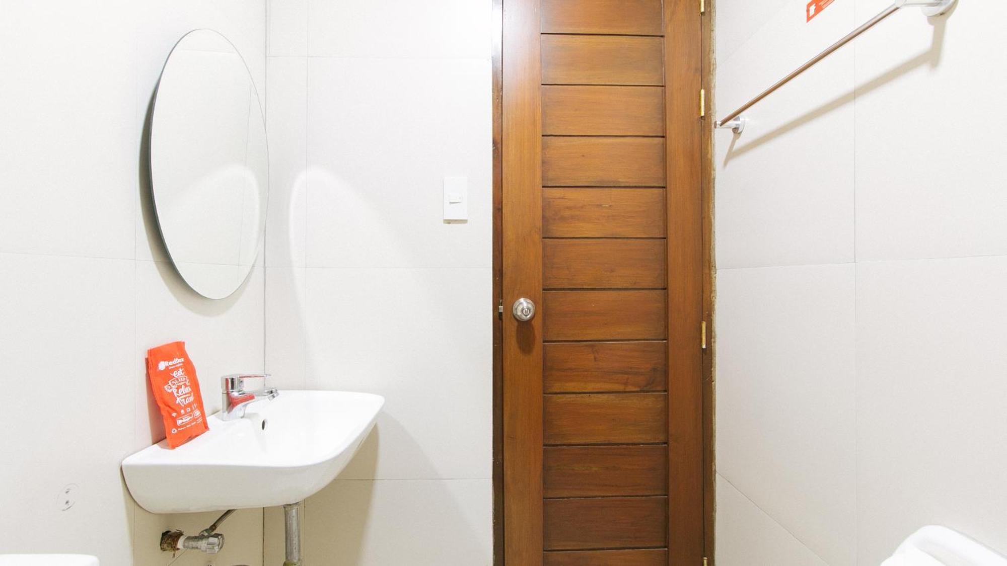 Reddoorz Near Fernwoods Garden كويزون سيتي المظهر الخارجي الصورة