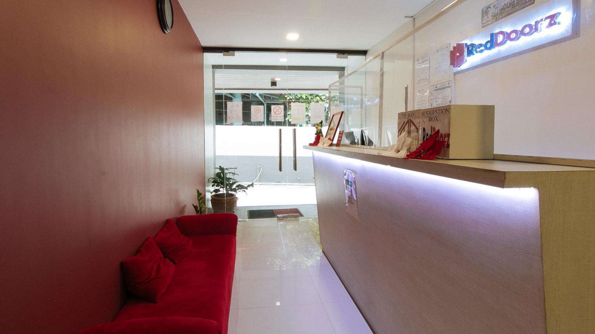 Reddoorz Near Fernwoods Garden كويزون سيتي المظهر الخارجي الصورة
