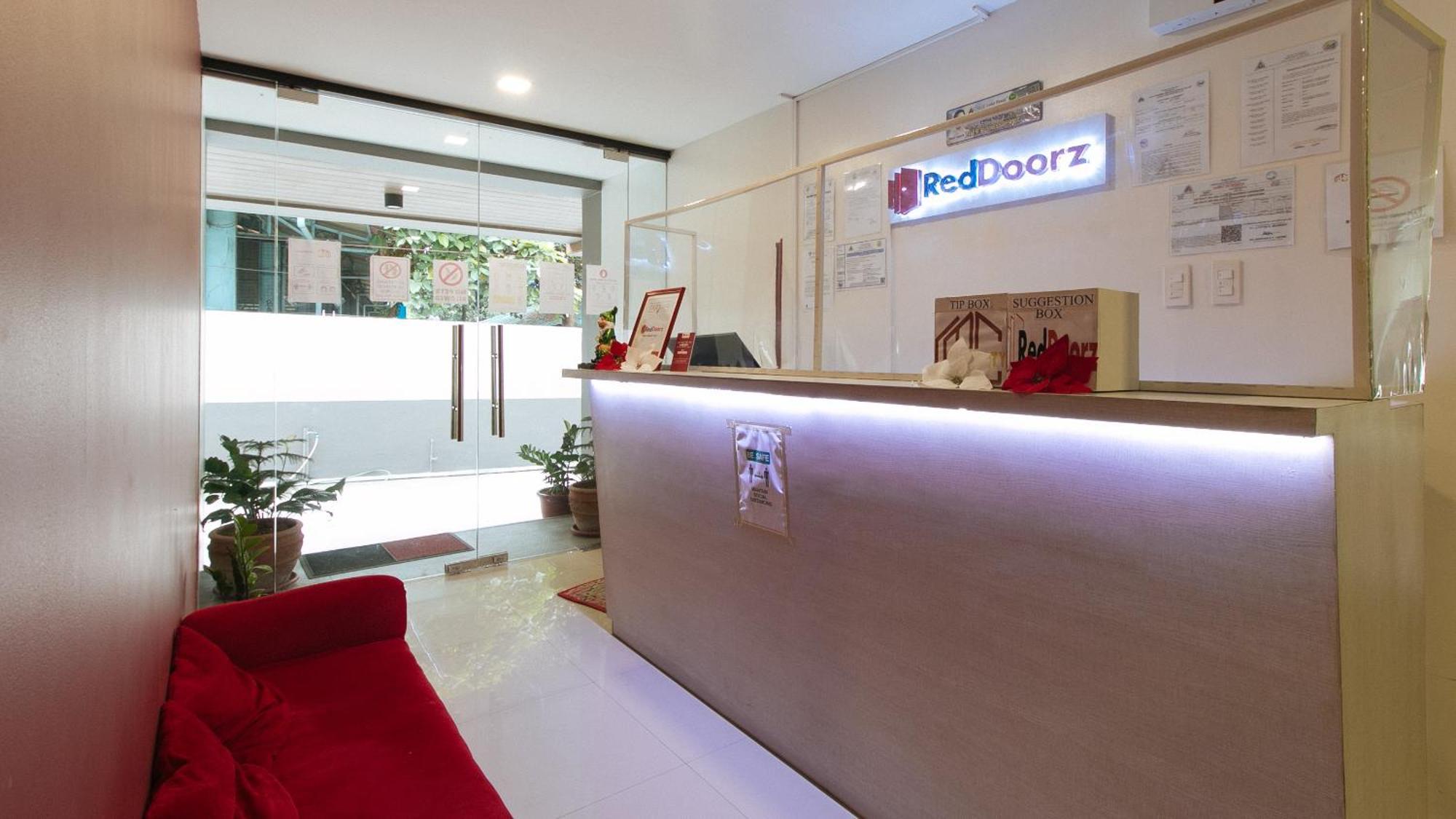 Reddoorz Near Fernwoods Garden كويزون سيتي المظهر الخارجي الصورة